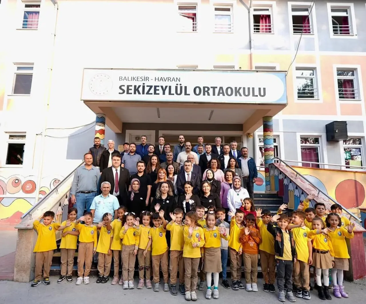 Balıkesir'de 8 Eylül Ortaokulu Ziyareti ve Eğitim İstişareleri Balıkesir'de 8 Eylül Ortaokulu Ziyareti ve Eğitim İstişareleri