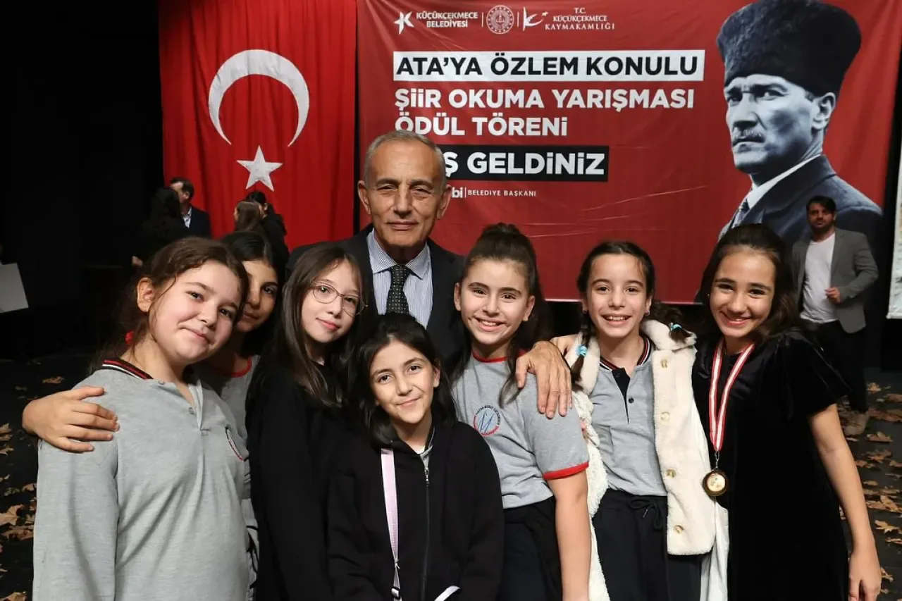 Küçükçekmece'de Atatürk Sevgisi Şiirlerle Yansıtıldı Küçükçekmece'de Atatürk Sevgisi Şiirlerle Yansıtıldı