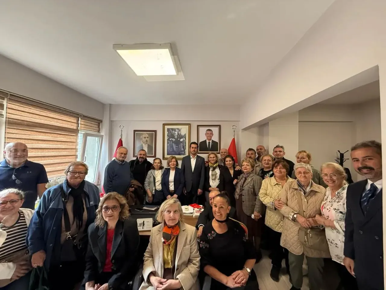 Kadıköy CHP'de Caner Sarıtaş'ın Başkanlık Ziyaretine Yoğun Katılım Kadıköy CHP'de Caner Sarıtaş'ın Başkanlık Ziyaretine Yoğun Katılım