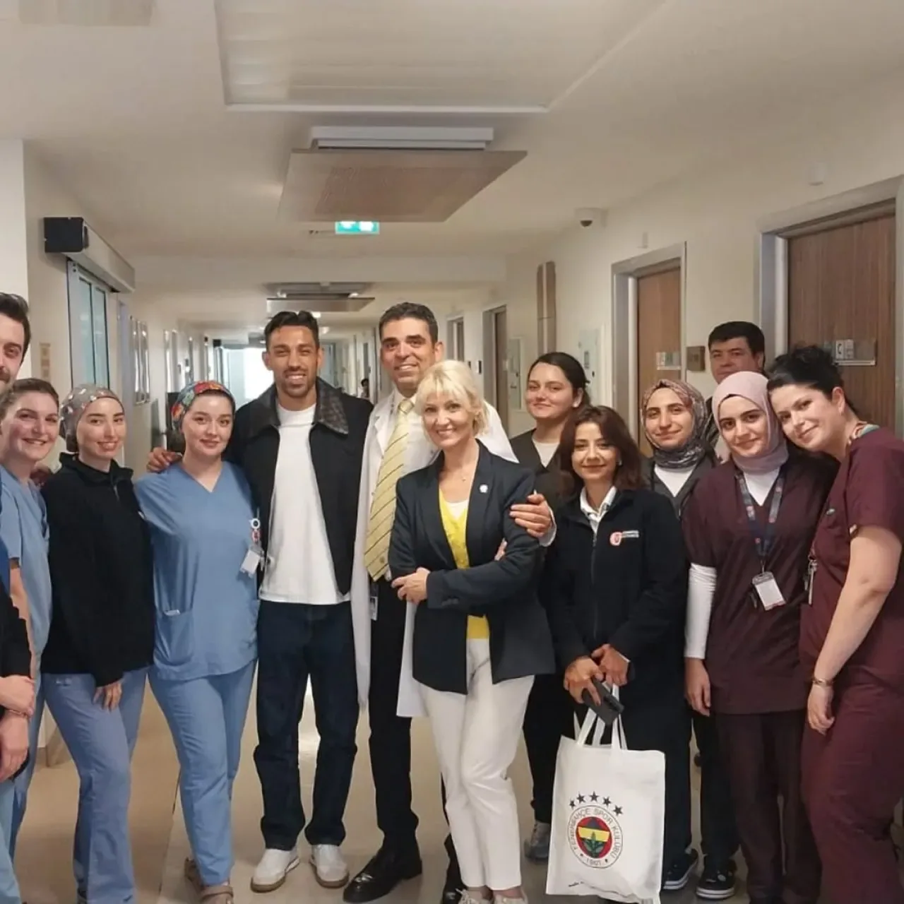 İrfan Can Kahveci, Gaziosmanpaşa Hastanesi'ndeki Lösemili Çocukları Ziyaret Etti İrfan Can Kahveci, Gaziosmanpaşa Hastanesi'ndeki Lösemili Çocukları Ziyaret Etti