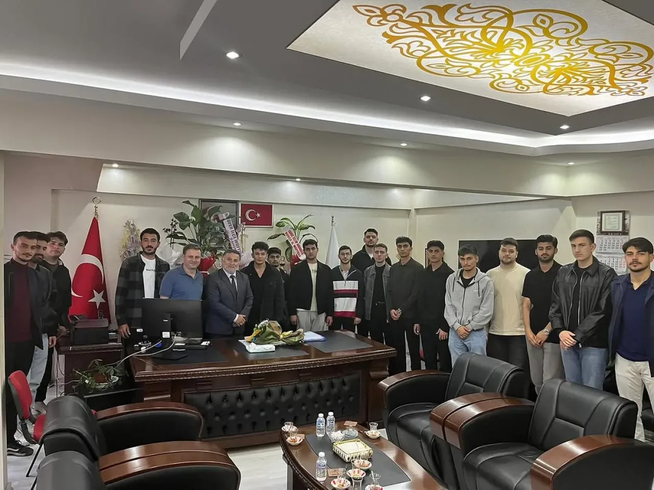 Gemlik'te Üniversiteli Gençlerden İlçe Müftüsüne Anlamlı Ziyaret Gemlik'te Üniversiteli Gençlerden İlçe Müftüsüne Anlamlı Ziyaret