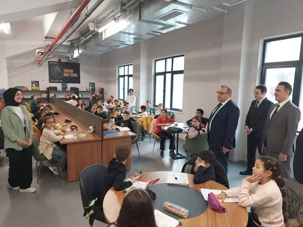 Esenyurt Kaymakamı Çobanoğlu, Ödevevi'nde Öğrenci ve Velilerle Bir Araya Geldi Esenyurt Kaymakamı Çobanoğlu, Ödevevi'nde Öğrenci ve Velilerle Bir Araya Geldi
