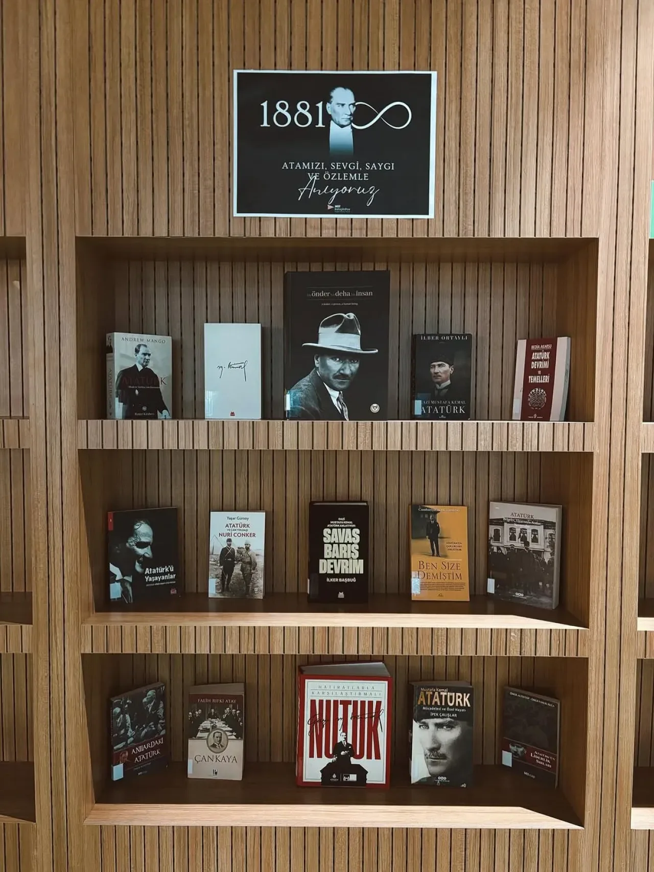 MEF Üniversitesi Kütüphanesi'nde 10 Kasım'a Özel Atatürk Kitaplığı MEF Üniversitesi Kütüphanesi'nde 10 Kasım'a Özel Atatürk Kitaplığı