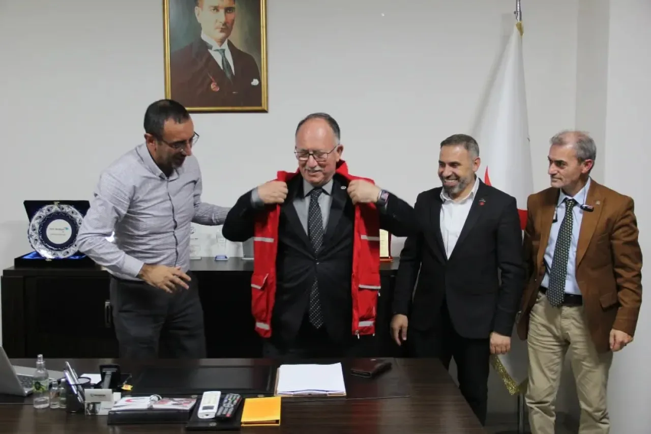 Antalya Milletvekili Şerafettin Kılıç, Çekmeköy Kızılay Şubesini Ziyaret Etti Antalya Milletvekili Şerafettin Kılıç, Çekmeköy Kızılay Şubesini Ziyaret Etti