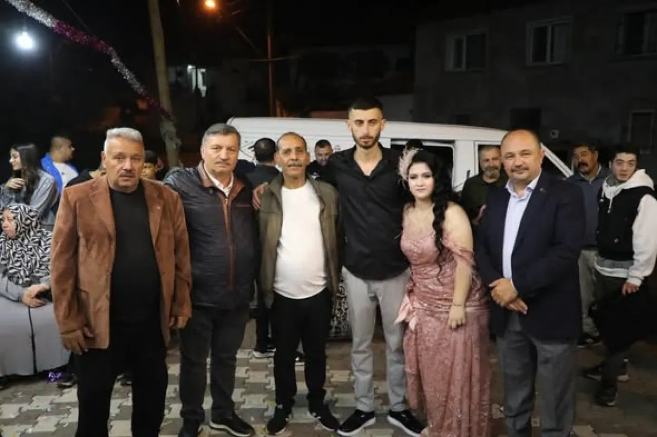 Edremit Belediyesi'nden İbrahimce Mahallesi'ndeki Nişan Törenine Ziyaret Edremit Belediyesi'nden İbrahimce Mahallesi'ndeki Nişan Törenine Ziyaret
