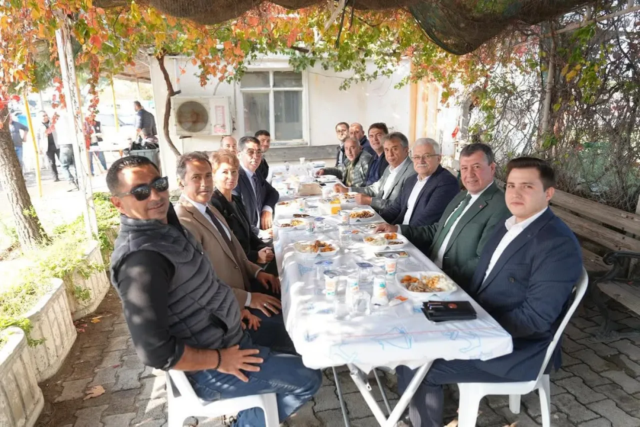 Burhaniye Belediyesi'nde Geleneksel Pilav Hayrı ile Personel Motivasyonu Burhaniye Belediyesi'nde Geleneksel Pilav Hayrı ile Personel Motivasyonu