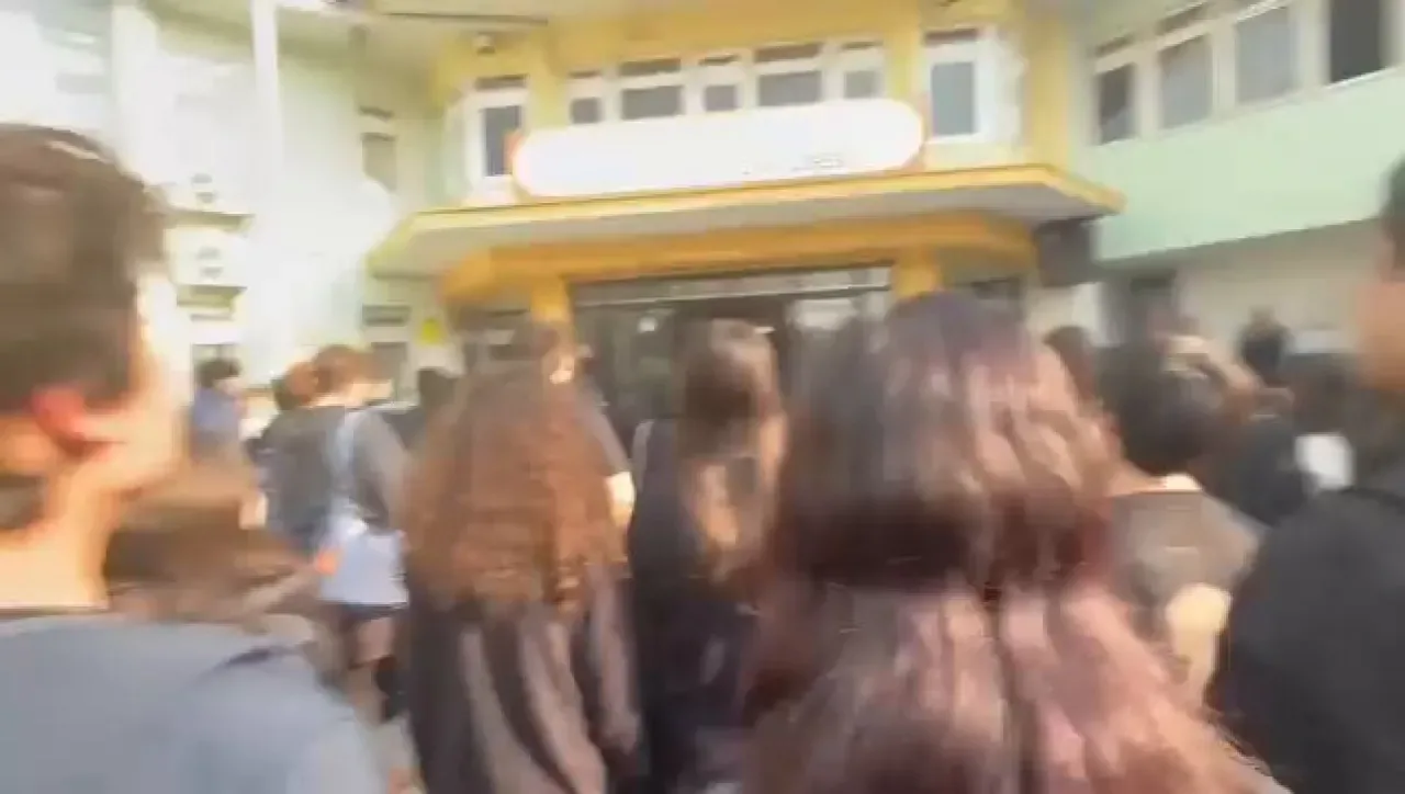 Işılay Saygın Güzel Sanatlar Lisesi'nde 10 Kasım Töreninde Yaşanan Tartışma Işılay Saygın Güzel Sanatlar Lisesi'nde 10 Kasım Töreninde Yaşanan Tartışma