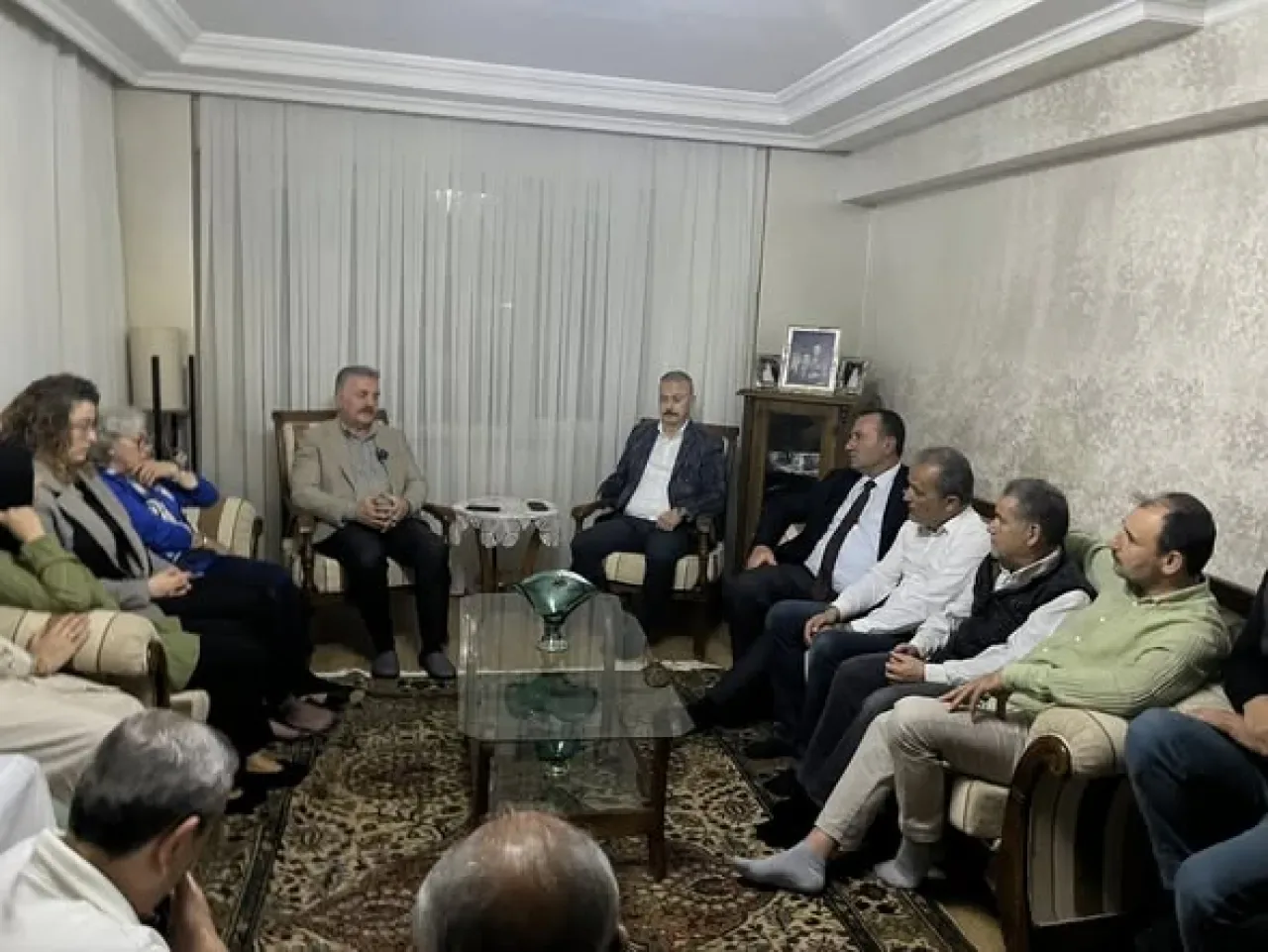 MHP'li Büyükataman, Vatandaşlarla Bir Araya Gelerek Sorunlarını Dinledi MHP'li Büyükataman, Vatandaşlarla Bir Araya Gelerek Sorunlarını Dinledi