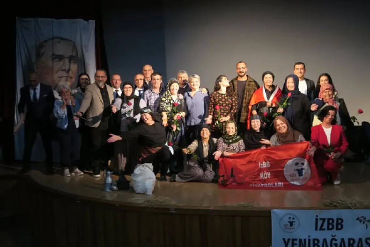 Foça'da "Adımız Kadın Soyadımız Zafer" Oyunu Sahnelendi Foça'da "Adımız Kadın Soyadımız Zafer" Oyunu Sahnelendi