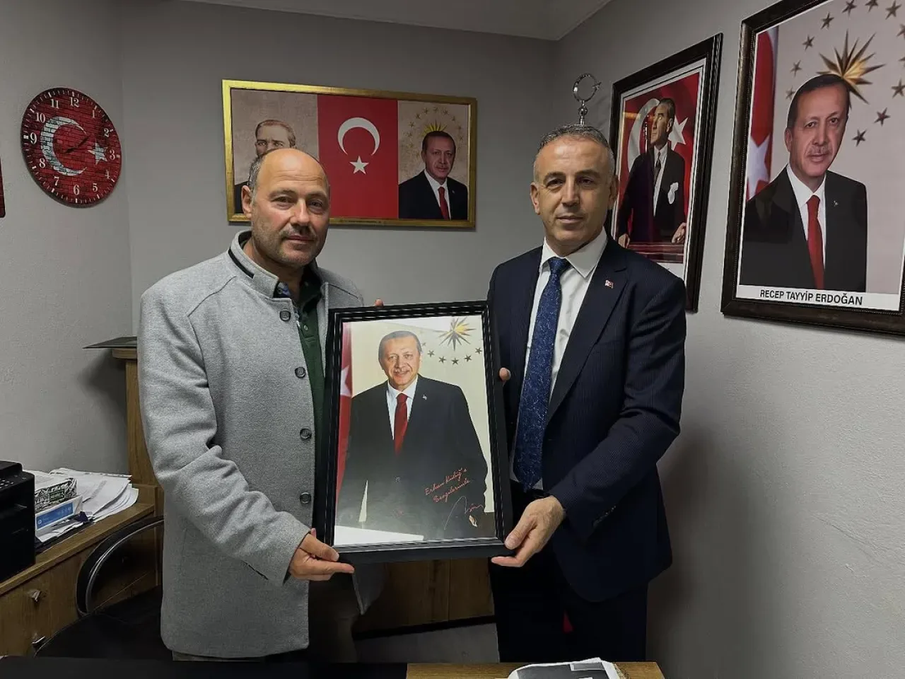 AK Parti Ümraniye İlçe Yöneticileri Hekimbaşı Muhtarı Ziyaret Etti AK Parti Ümraniye İlçe Yöneticileri Hekimbaşı Muhtarı Ziyaret Etti