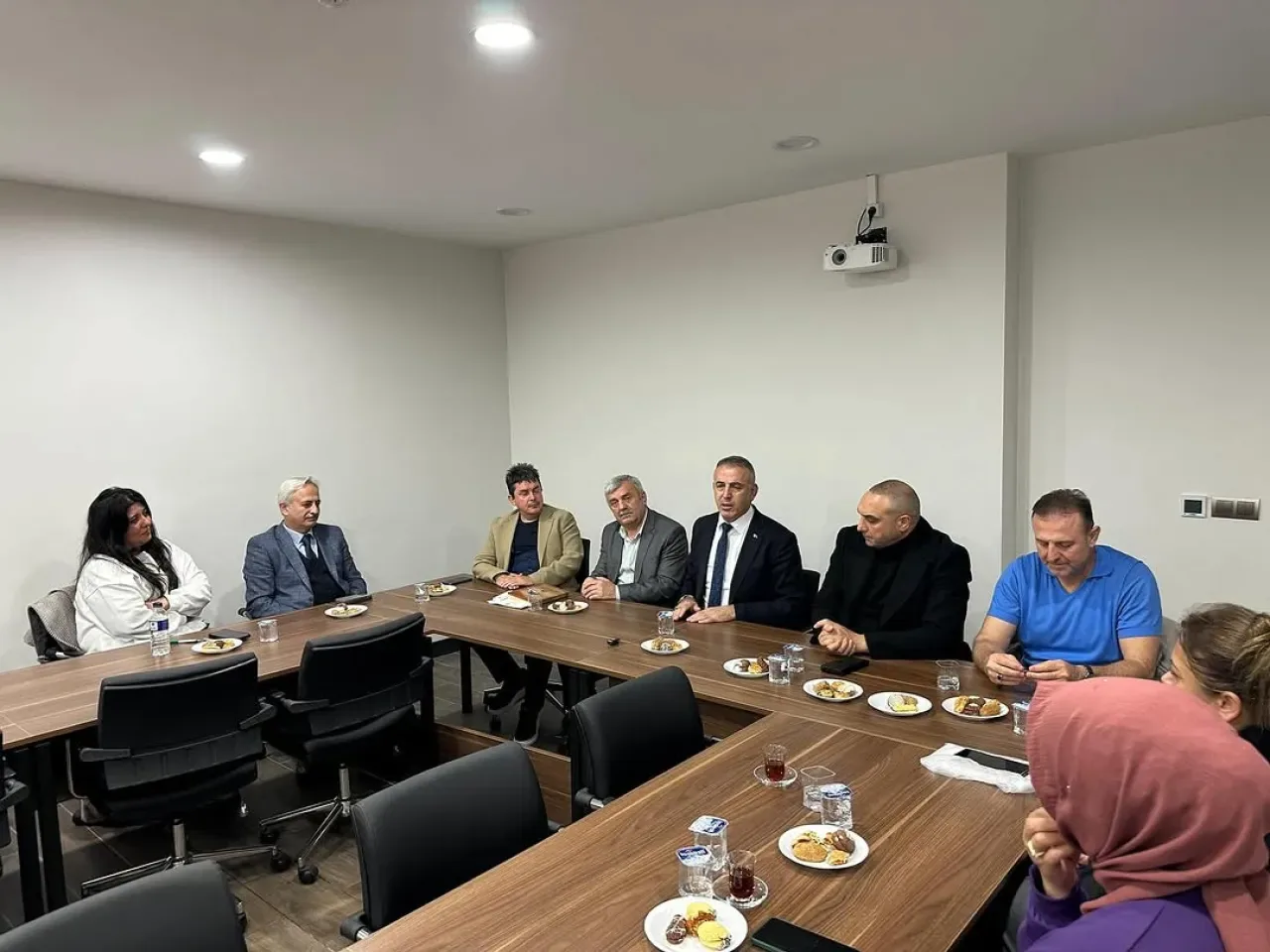 AK Parti Ümraniye İlçe Yönetimi, Hekimbaşı Mahallesi'nde Toplantı Gerçekleştirdi AK Parti Ümraniye İlçe Yönetimi, Hekimbaşı Mahallesi'nde Toplantı Gerçekleştirdi