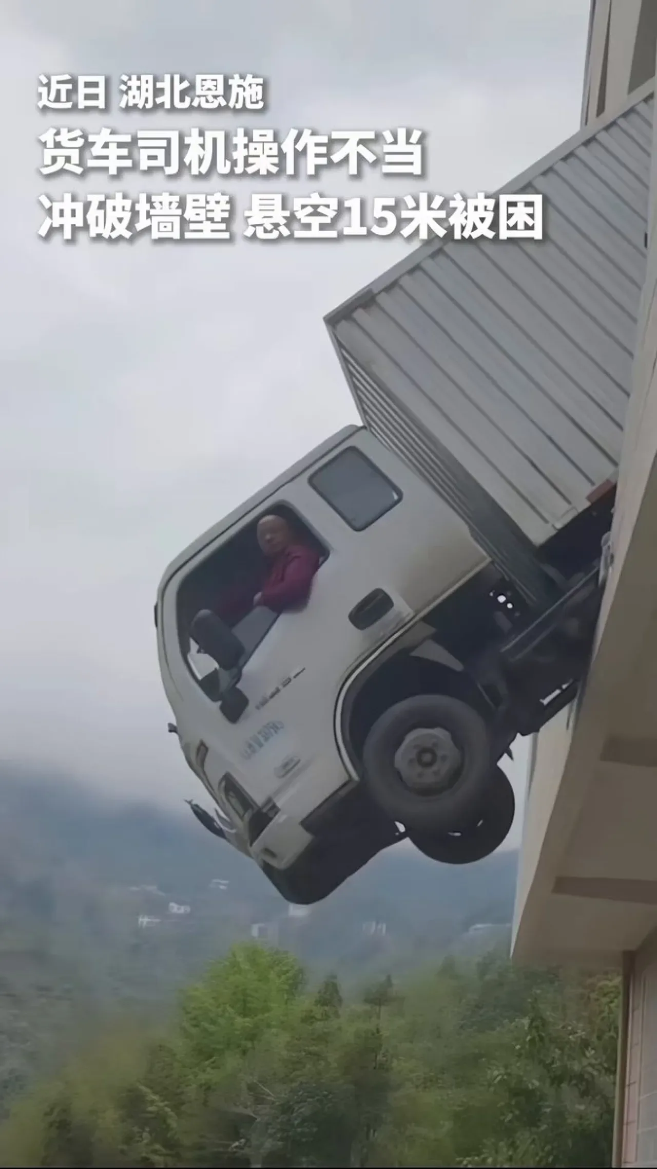 Kamyon Şoförü İkinci Kattan 15 Metre Havada Asılı Kaldı Kamyon Şoförü İkinci Kattan 15 Metre Havada Asılı Kaldı