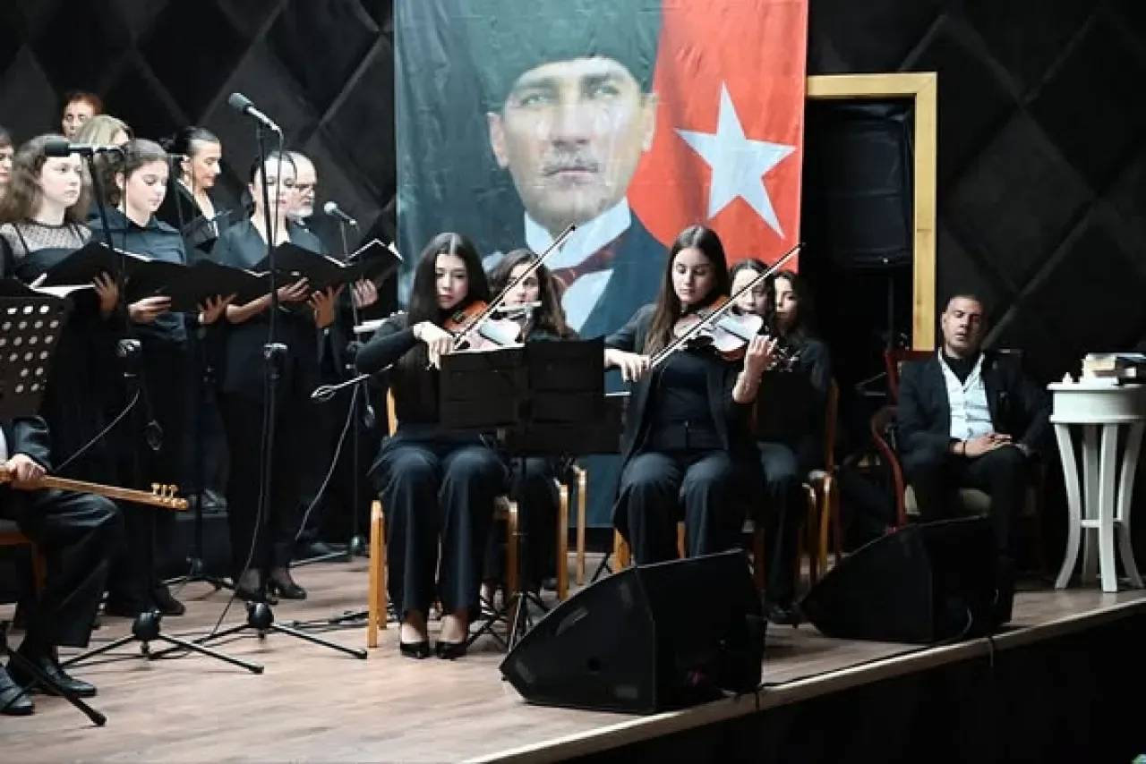 Kemer'de Atatürk'ü Anma Konseri: Gençlik Orkestrası ve Halk Korosu Sahne Aldı Kemer'de Atatürk'ü Anma Konseri: Gençlik Orkestrası ve Halk Korosu Sahne Aldı