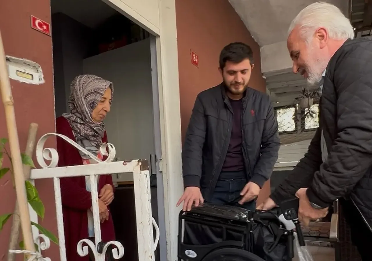 AK Parti Üsküdar'dan İhtiyaç Sahibi Vatandaşa Tekerlekli Sandalye Desteği AK Parti Üsküdar'dan İhtiyaç Sahibi Vatandaşa Tekerlekli Sandalye Desteği