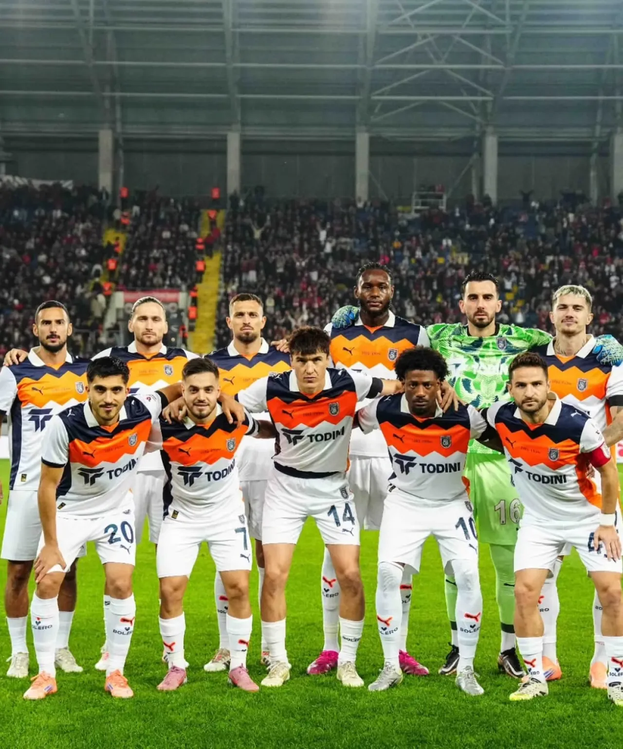 Başakşehir, Galatasaray Karşılaşmasının İlk Yarısında Sahneye Çıktı Başakşehir, Galatasaray Karşılaşmasının İlk Yarısında Sahneye Çıktı
