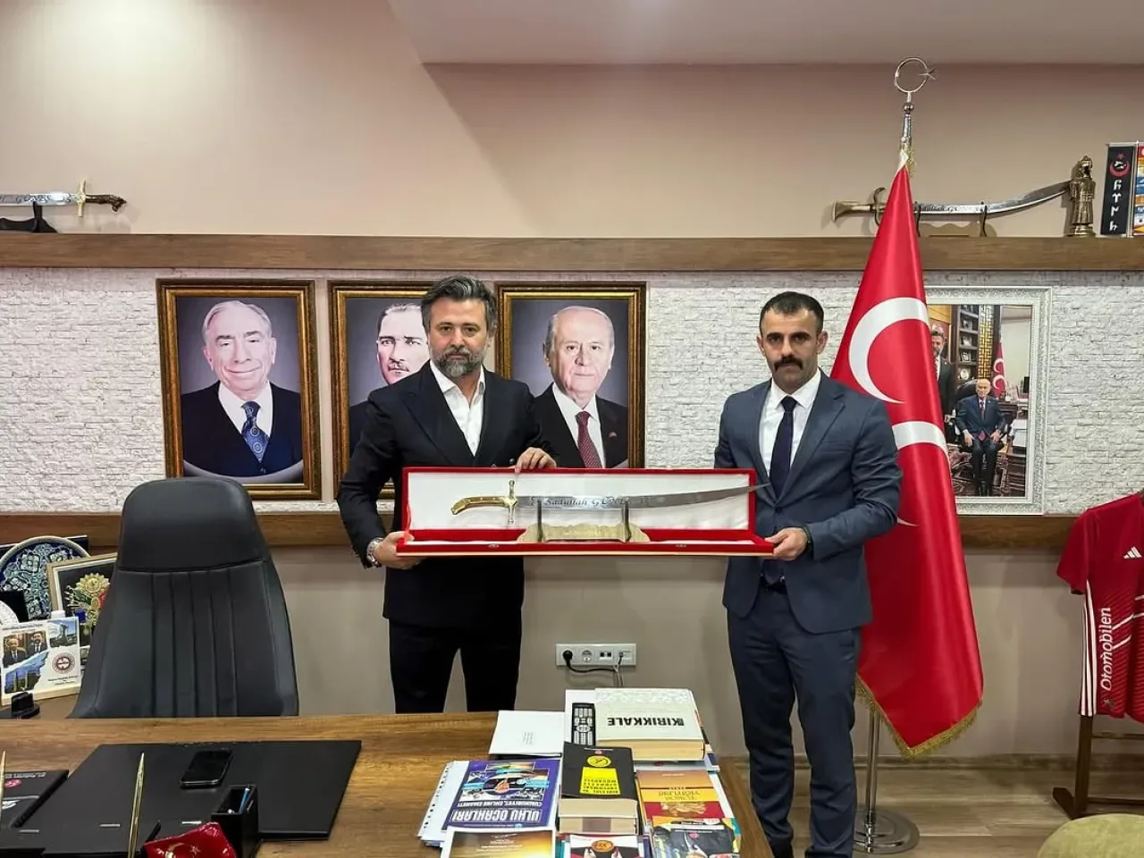 Ülkü Ocakları Antalya İl Başkanı, MHP Antalya İl Başkanlığını Ziyaret Etti Ülkü Ocakları Antalya İl Başkanı, MHP Antalya İl Başkanlığını Ziyaret Etti