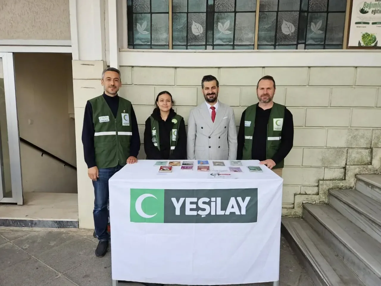 Yeşilay Çekmeköy'de Bağımlılıkla Mücadele İçin Bilgilendirme Standı Açtı Yeşilay Çekmeköy'de Bağımlılıkla Mücadele İçin Bilgilendirme Standı Açtı