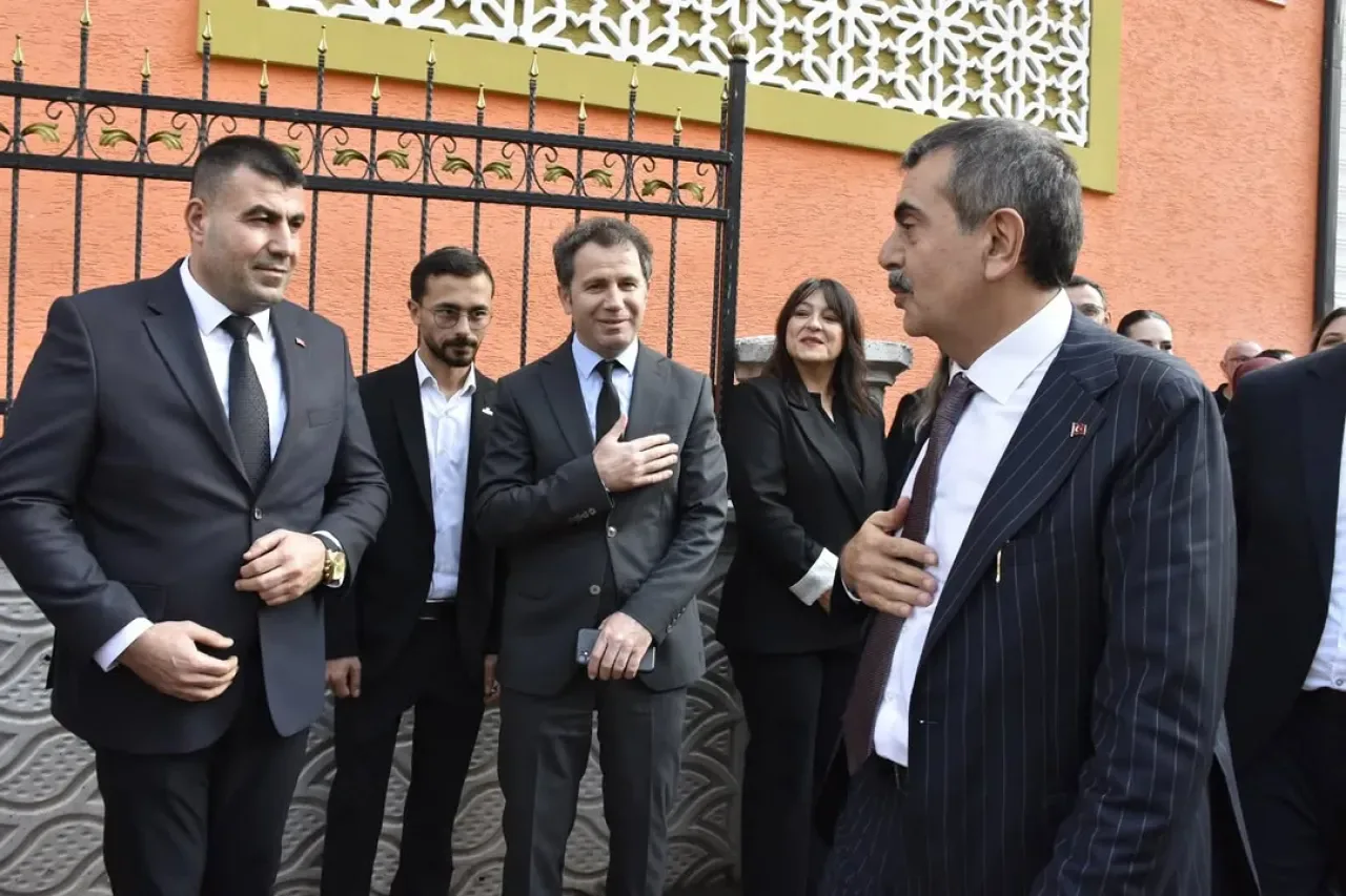 Milli Eğitim Bakanı Yusuf Tekin Karacabey'de Eğitim Yatırımlarını İnceledi Milli Eğitim Bakanı Yusuf Tekin Karacabey'de Eğitim Yatırımlarını İnceledi