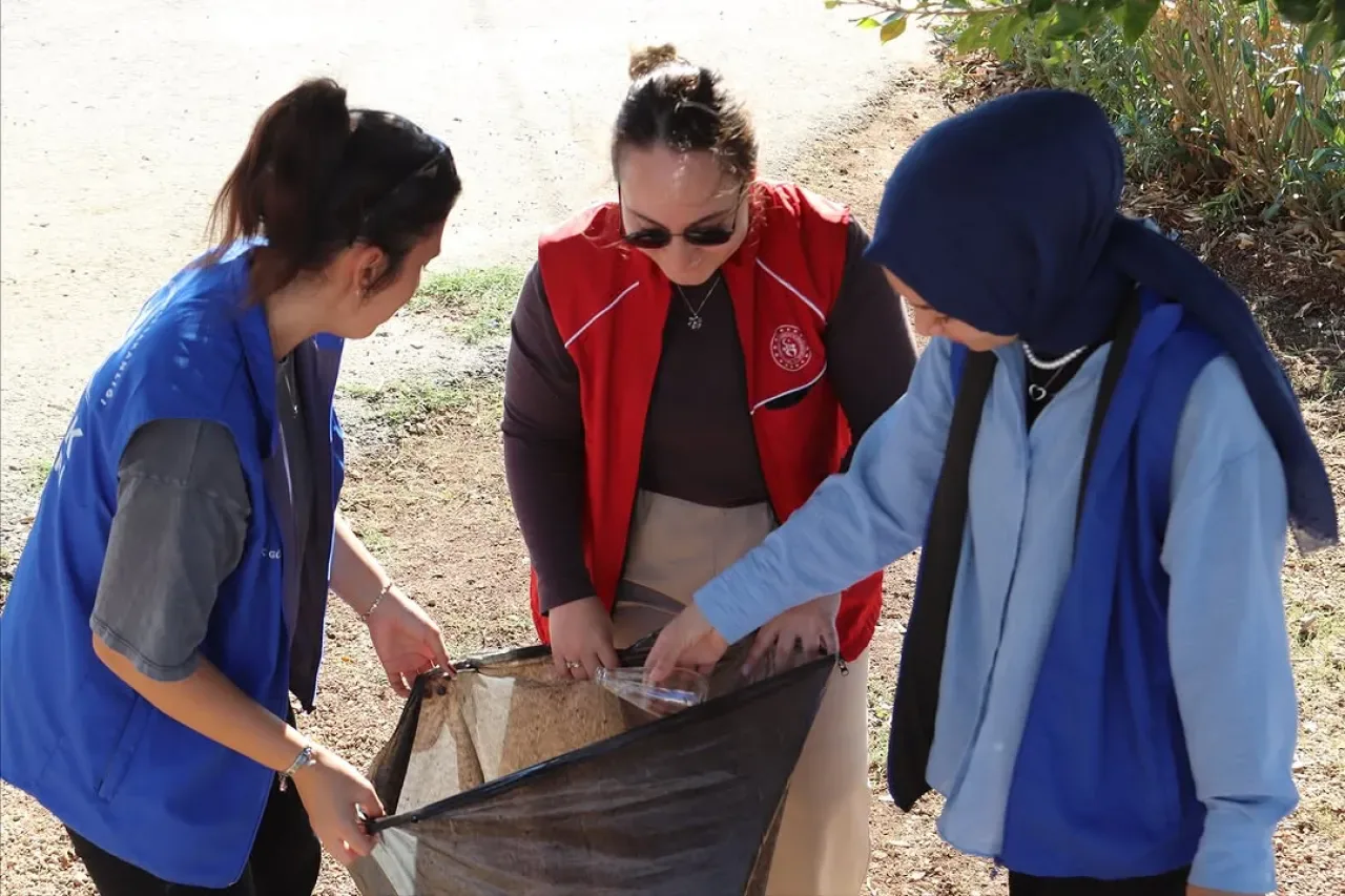 Serik Gençlik Merkezi'nde Doğa Temizliği: Gönüllüler Çevre İçin Bir Araya Geldi Serik Gençlik Merkezi'nde Doğa Temizliği: Gönüllüler Çevre İçin Bir Araya Geldi
