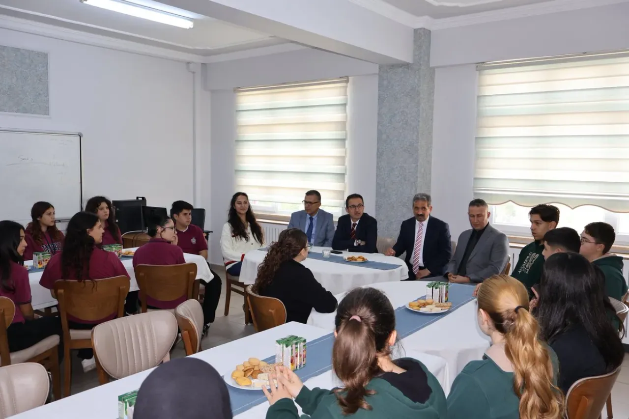 İznik Kaymakamı Arif Karaman, Liseli Gençlerle Bir Araya Geldi İznik Kaymakamı Arif Karaman, Liseli Gençlerle Bir Araya Geldi