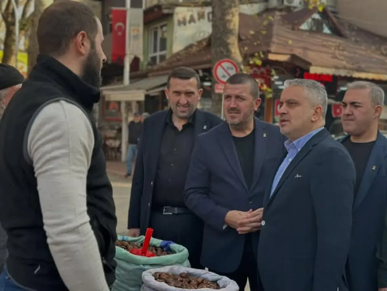 AK Partili Ayhan Salman, İznik Esnafı ile Bir Araya Geldi AK Partili Ayhan Salman, İznik Esnafı ile Bir Araya Geldi