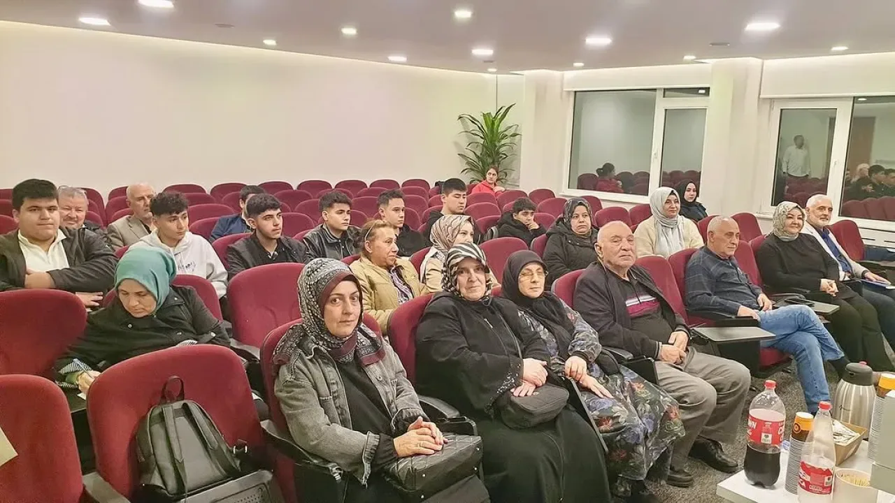 AK Parti Üsküdar, Mahalle Toplantısı ile Türkiye Yüzyılı Vizyonunu Anlattı AK Parti Üsküdar, Mahalle Toplantısı ile Türkiye Yüzyılı Vizyonunu Anlattı