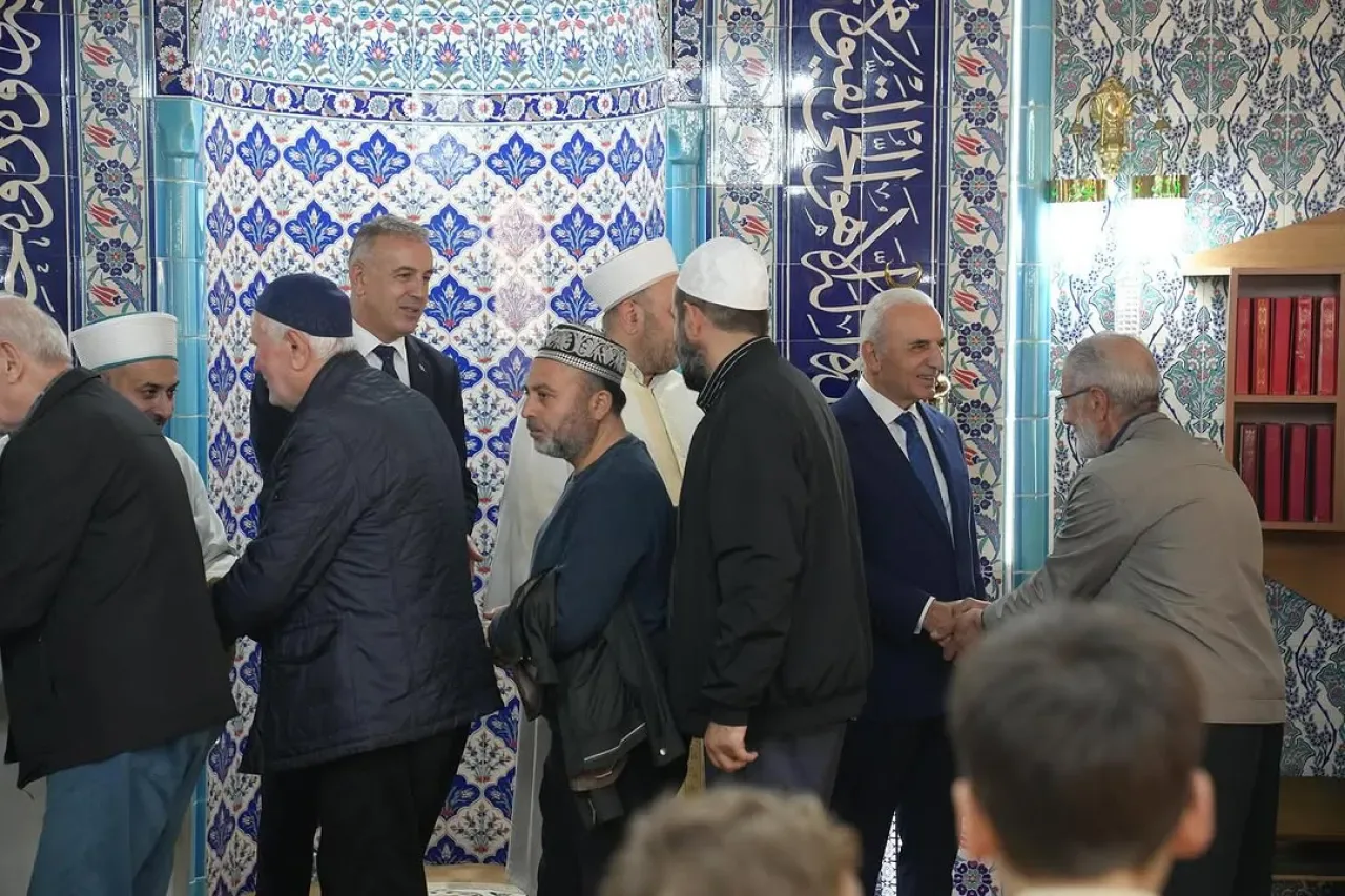 İBB Başkanı İmamoğlu ve AKP'li Yıldırım, Cuma Namazında Ümraniye'de Bir Araya Geldi İBB Başkanı İmamoğlu ve AKP'li Yıldırım, Cuma Namazında Ümraniye'de Bir Araya Geldi