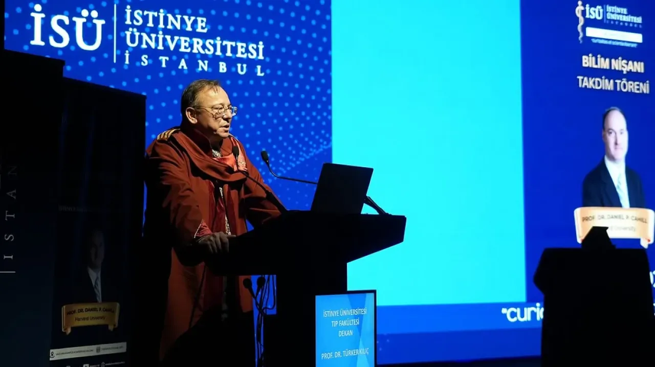 İstinye Üniversitesi Bilim Nişanı, Harvard'lı Prof. Dr. Daniel Cahill'e Verildi İstinye Üniversitesi Bilim Nişanı, Harvard'lı Prof. Dr. Daniel Cahill'e Verildi