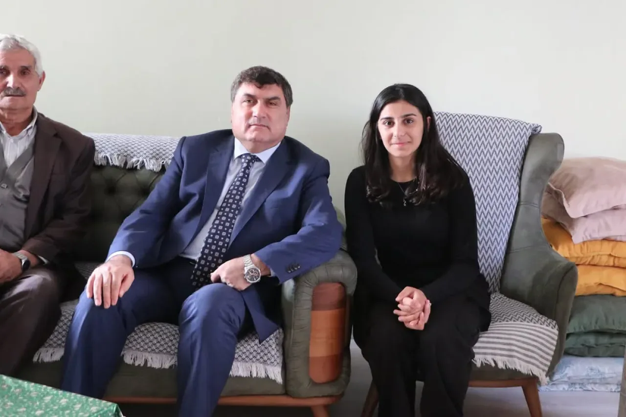 Sultanbeyli Kaymakamı Kemal Şahin, Lösemili Çocukları Ziyaret Etti Sultanbeyli Kaymakamı Kemal Şahin, Lösemili Çocukları Ziyaret Etti