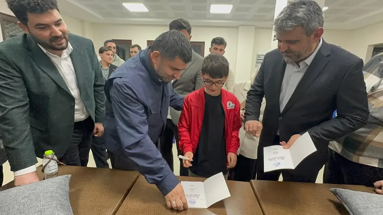 AK Partili Yahya Çelik, Pendik'te Gençlerle Buluştu AK Partili Yahya Çelik, Pendik'te Gençlerle Buluştu