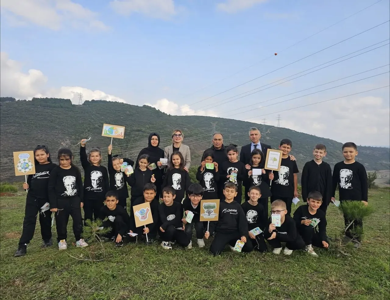 Sancaktepe'de Öğrenciler "Atatürk'ten İlhamla Yeşil Vatan" için Fidan Dikti Sancaktepe'de Öğrenciler "Atatürk'ten İlhamla Yeşil Vatan" için Fidan Dikti