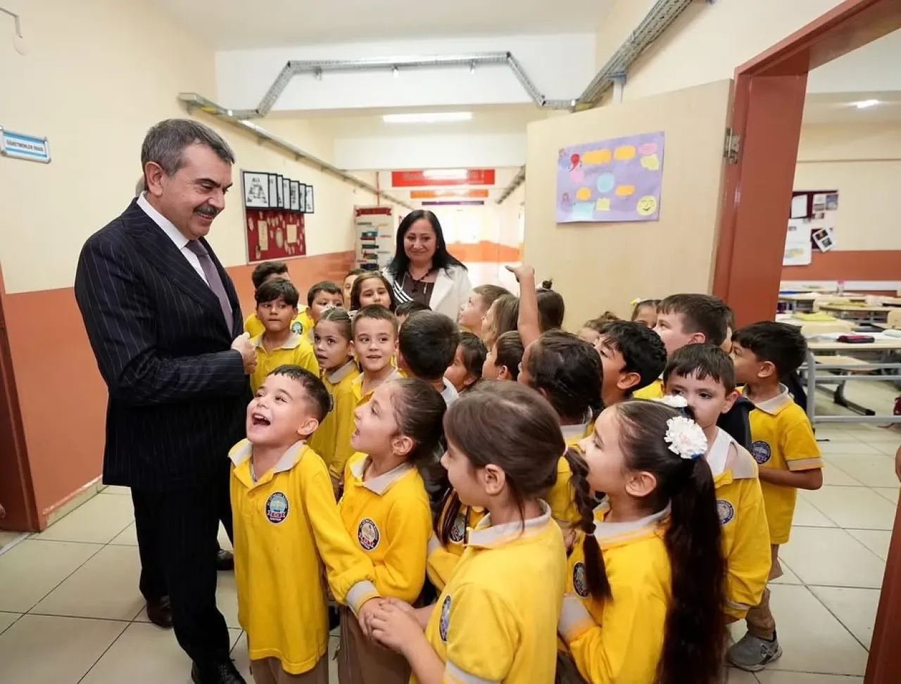 Milli Eğitim Bakanı Yusuf Tekin, Havran'da Sekizeylül Ortaokulu'nu Ziyaret Etti Milli Eğitim Bakanı Yusuf Tekin, Havran'da Sekizeylül Ortaokulu'nu Ziyaret Etti
