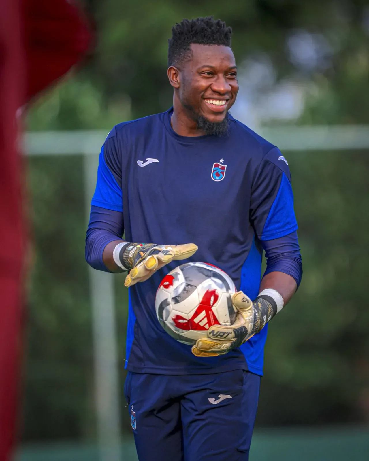 Trabzonspor'da Andre Onana Sakatlığını Atlattı ve Antrenmanda Yer Aldı Trabzonspor'da Andre Onana Sakatlığını Atlattı ve Antrenmanda Yer Aldı