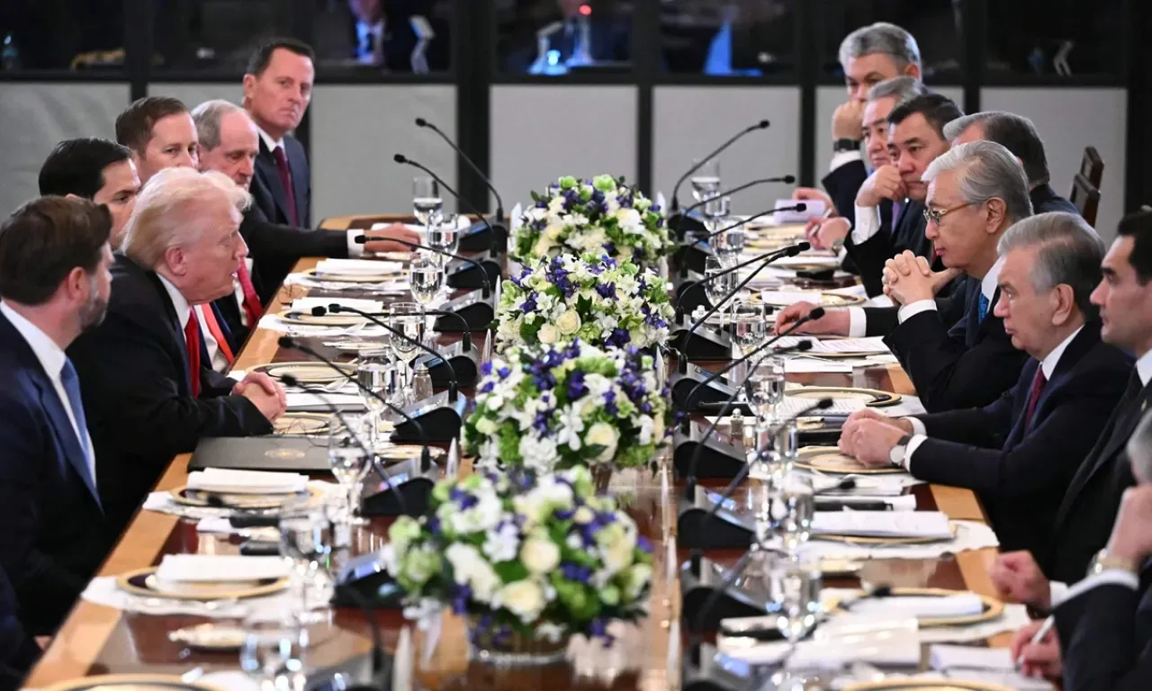 ABD Başkanı Trump, Orta Asya Liderleriyle Beyaz Saray'da Ekonomik İş Birliği Görüştü ABD Başkanı Trump, Orta Asya Liderleriyle Beyaz Saray'da Ekonomik İş Birliği Görüştü