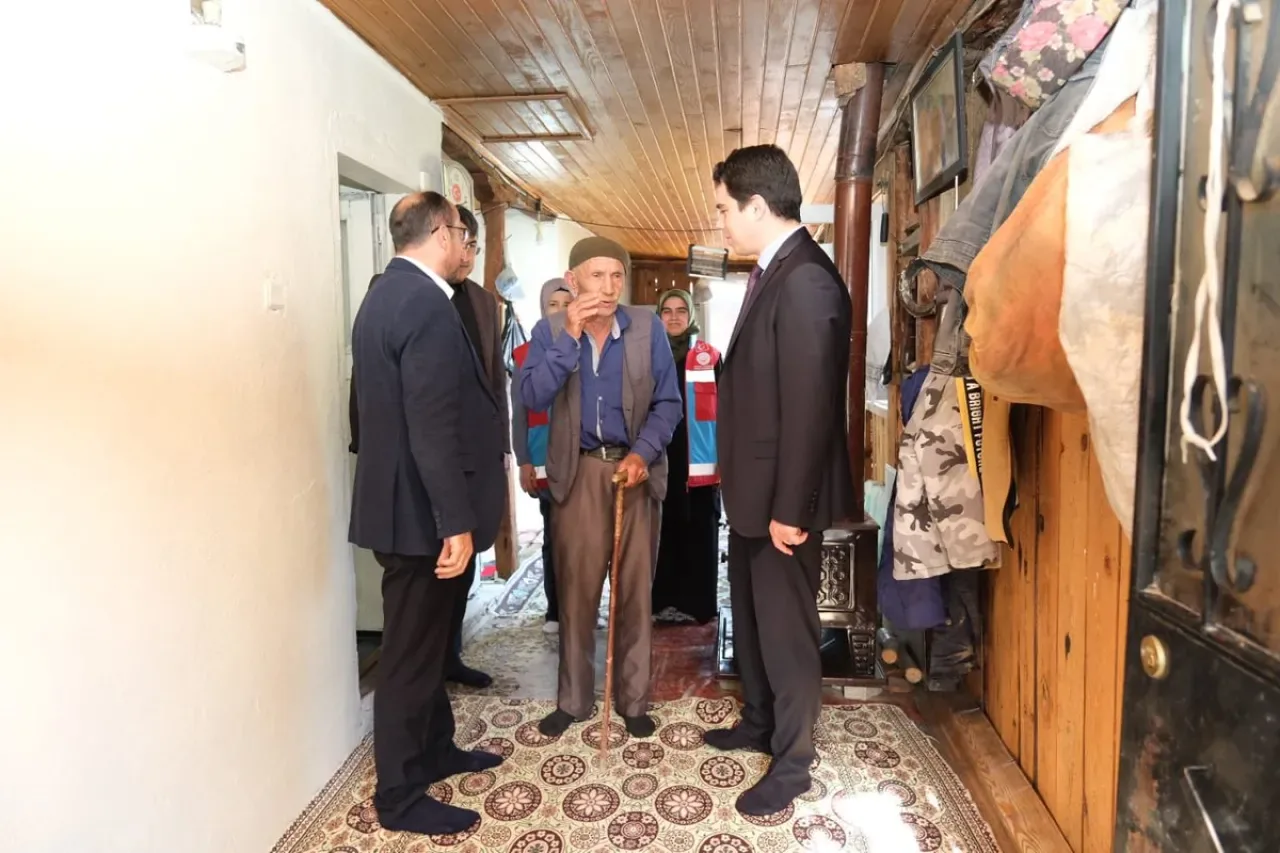 Orhaneli'de Yaşlı Aileler Ziyaret Edildi Orhaneli'de Yaşlı Aileler Ziyaret Edildi