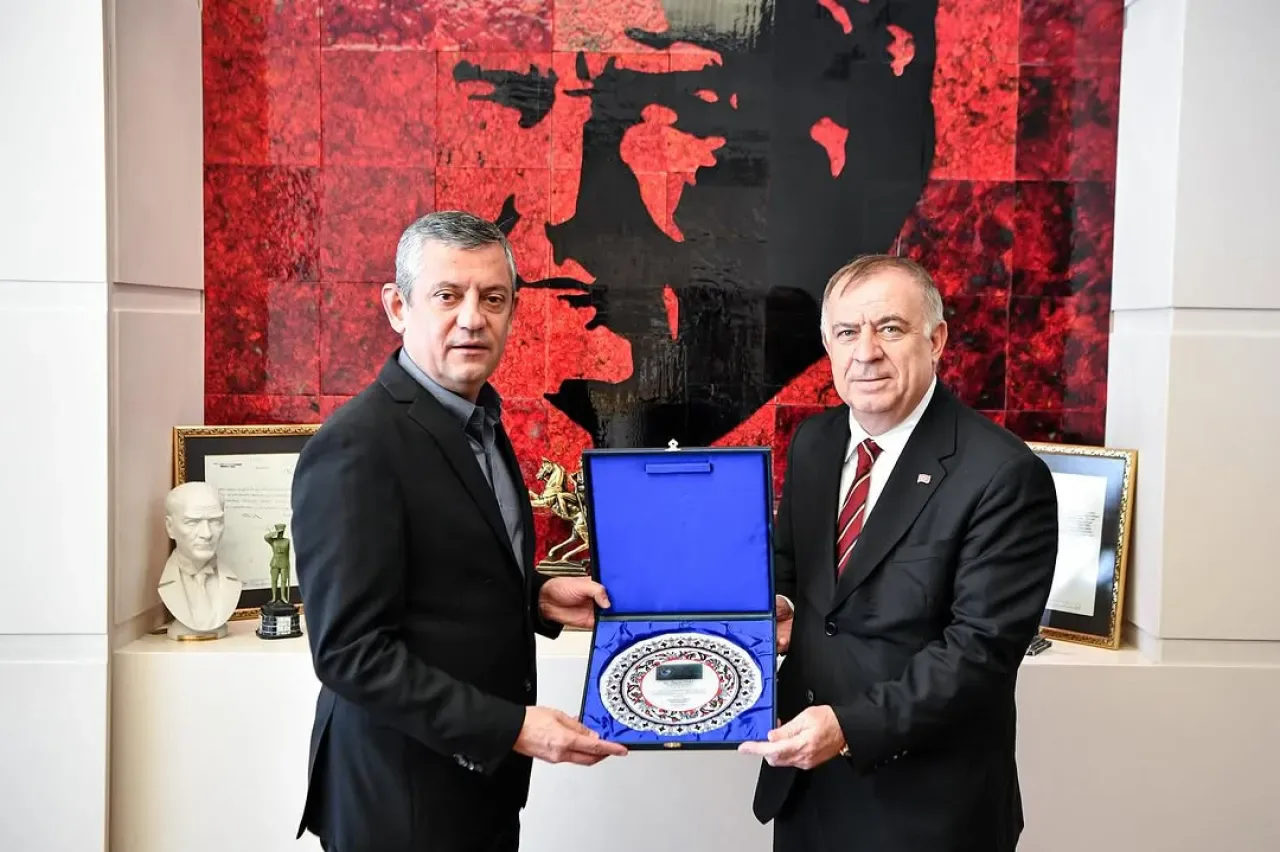 CHP'li Zeybek'ten Özel ve İmamoğlu'na Plaket Takdimi CHP'li Zeybek'ten Özel ve İmamoğlu'na Plaket Takdimi