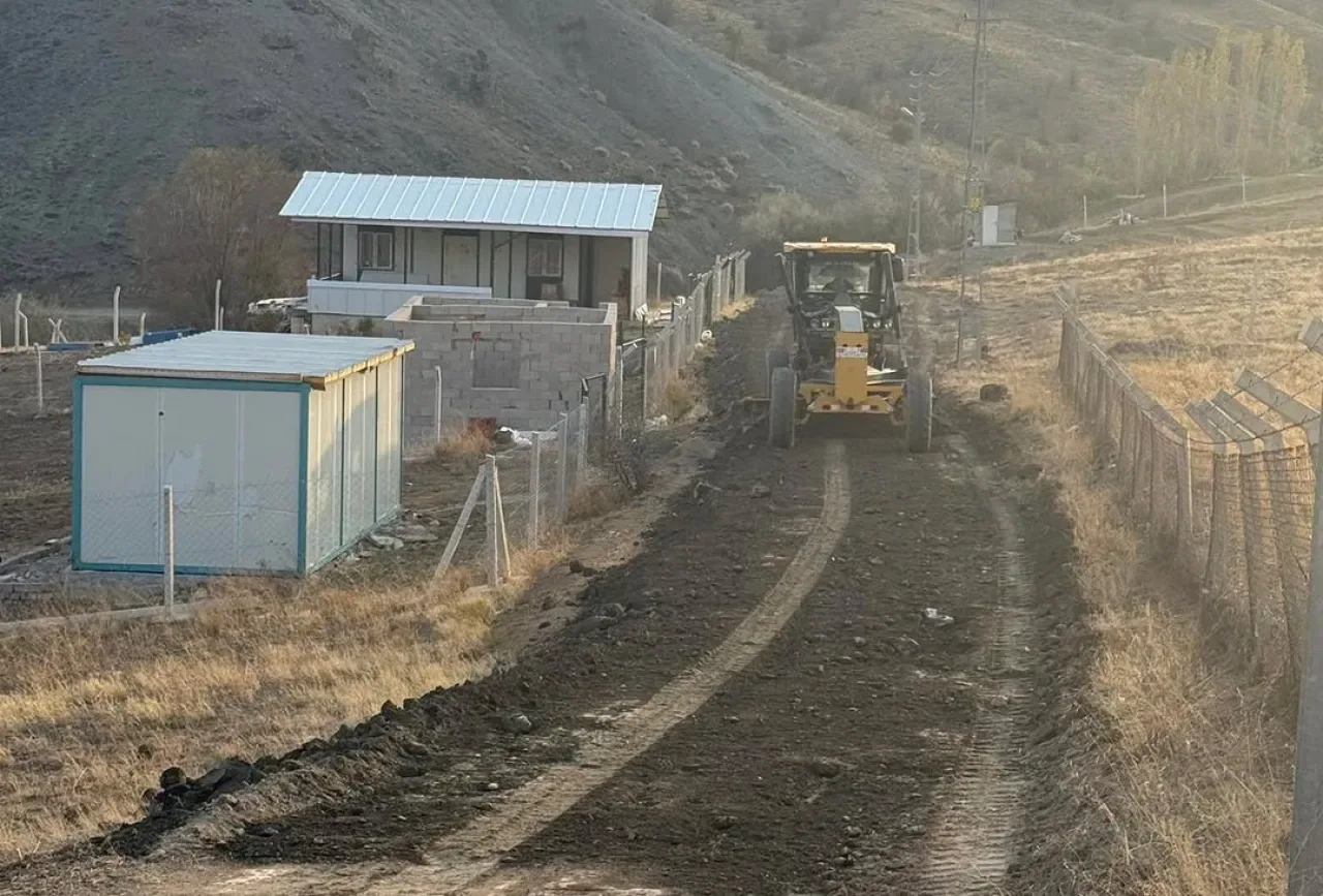 Kalecik Belediyesi Akbörk Mahallesi'nde Yol Kumlama Çalışması Başlattı Kalecik Belediyesi Akbörk Mahallesi'nde Yol Kumlama Çalışması Başlattı
