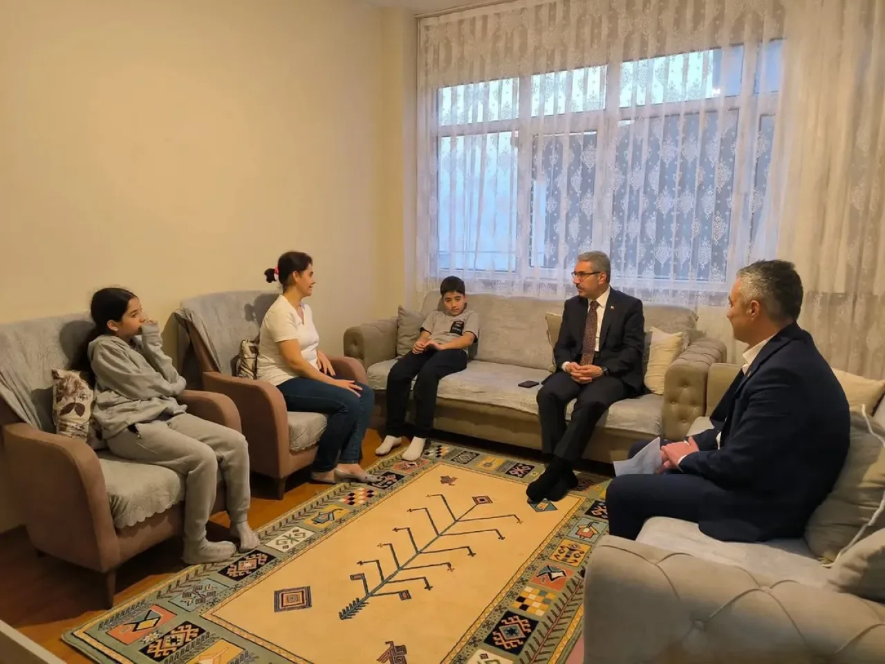 Üsküdar Kaymakamı Yazıcı, Ailemiz İstanbul Projesi Kapsamında Üç Aileyi Ziyaret Etti Üsküdar Kaymakamı Yazıcı, Ailemiz İstanbul Projesi Kapsamında Üç Aileyi Ziyaret Etti