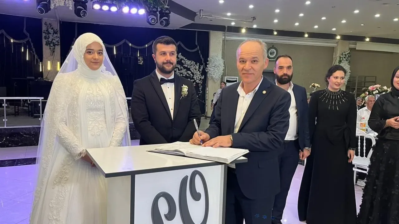 MHP Balıkesir İl Başkanlığı, Parti Üyesinin Kızının Düğününde MHP Balıkesir İl Başkanlığı, Parti Üyesinin Kızının Düğününde