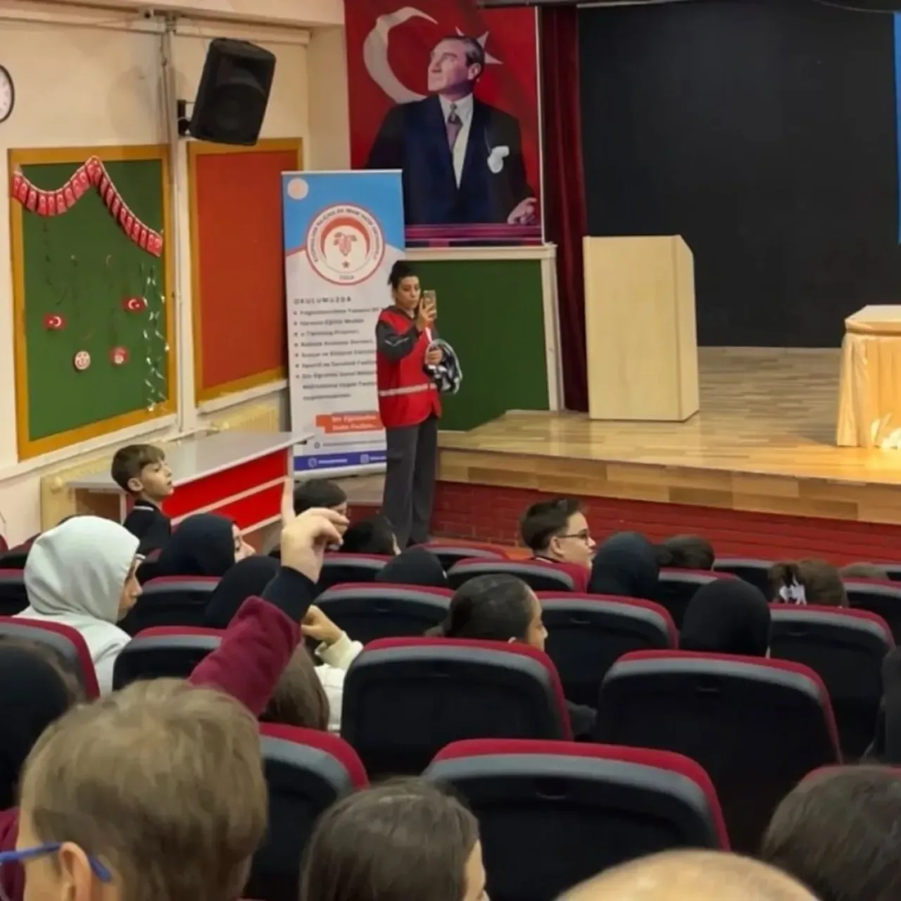 Türk Kızılay'ı Eyüpsultan'da Çocuklarla Buluştu Türk Kızılay'ı Eyüpsultan'da Çocuklarla Buluştu
