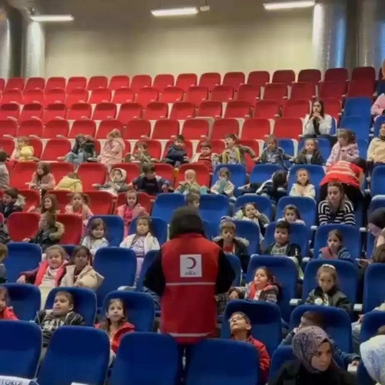 Türk Kızılay'ından Eyüpsultan'da Minik Öğrencilere Anlamlı Ziyaret Türk Kızılay'ından Eyüpsultan'da Minik Öğrencilere Anlamlı Ziyaret