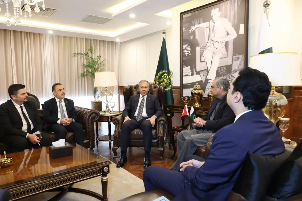 İçişleri Bakanı Ali Yerlikaya, Pakistanlı Mevkidaşı ile Güvenlik İş Birliğini Görüştü İçişleri Bakanı Ali Yerlikaya, Pakistanlı Mevkidaşı ile Güvenlik İş Birliğini Görüştü