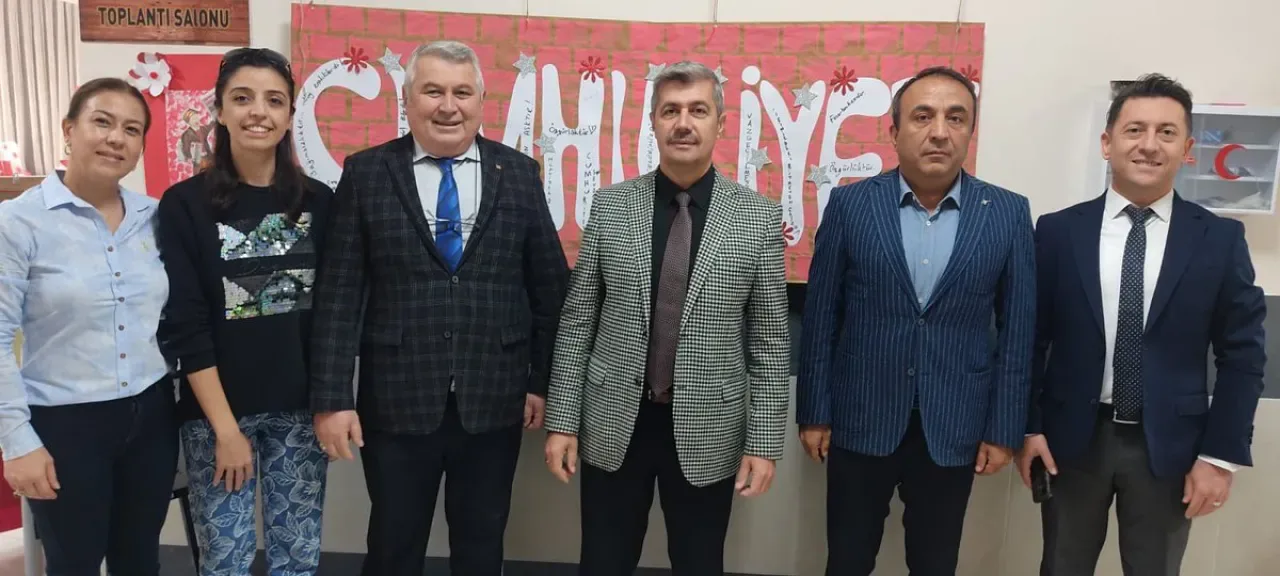 Mustafakemalpaşa'da Minik Ellerden Anlamlı 10 Kasım Sergisi Mustafakemalpaşa'da Minik Ellerden Anlamlı 10 Kasım Sergisi