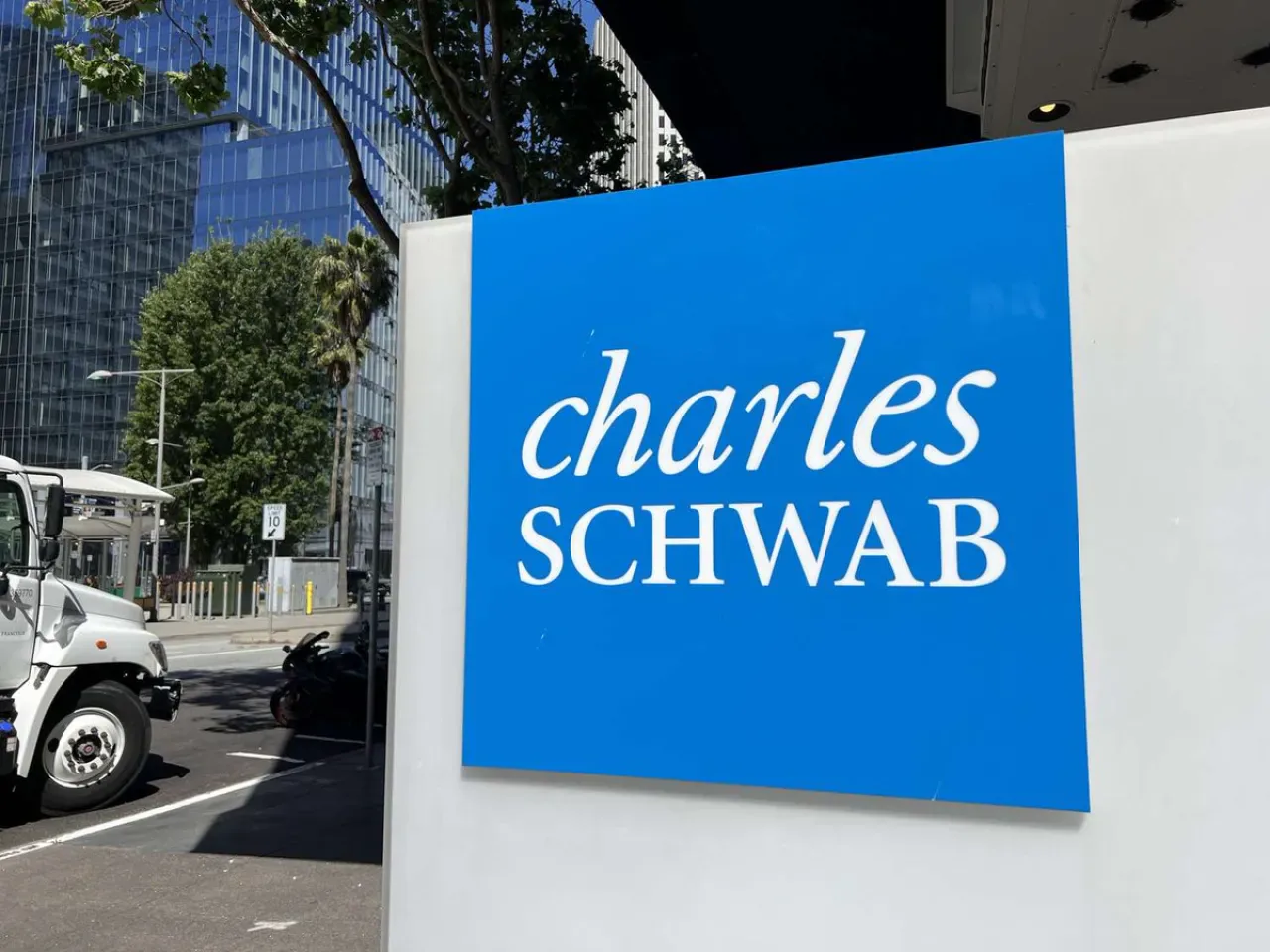 Charles Schwab, 2026'nın İlk Yarısında Kripto Para Ticareti Hizmetini Başlatmayı Planlıyor Charles Schwab, 2026'nın İlk Yarısında Kripto Para Ticareti Hizmetini Başlatmayı Planlıyor