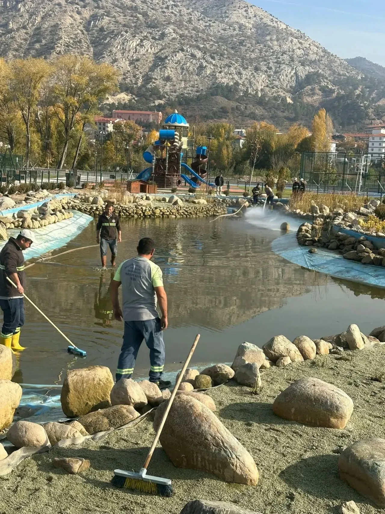 Nallıhan'da Millet Bahçesi Göletinde Temizlik Çalışması Nallıhan'da Millet Bahçesi Göletinde Temizlik Çalışması