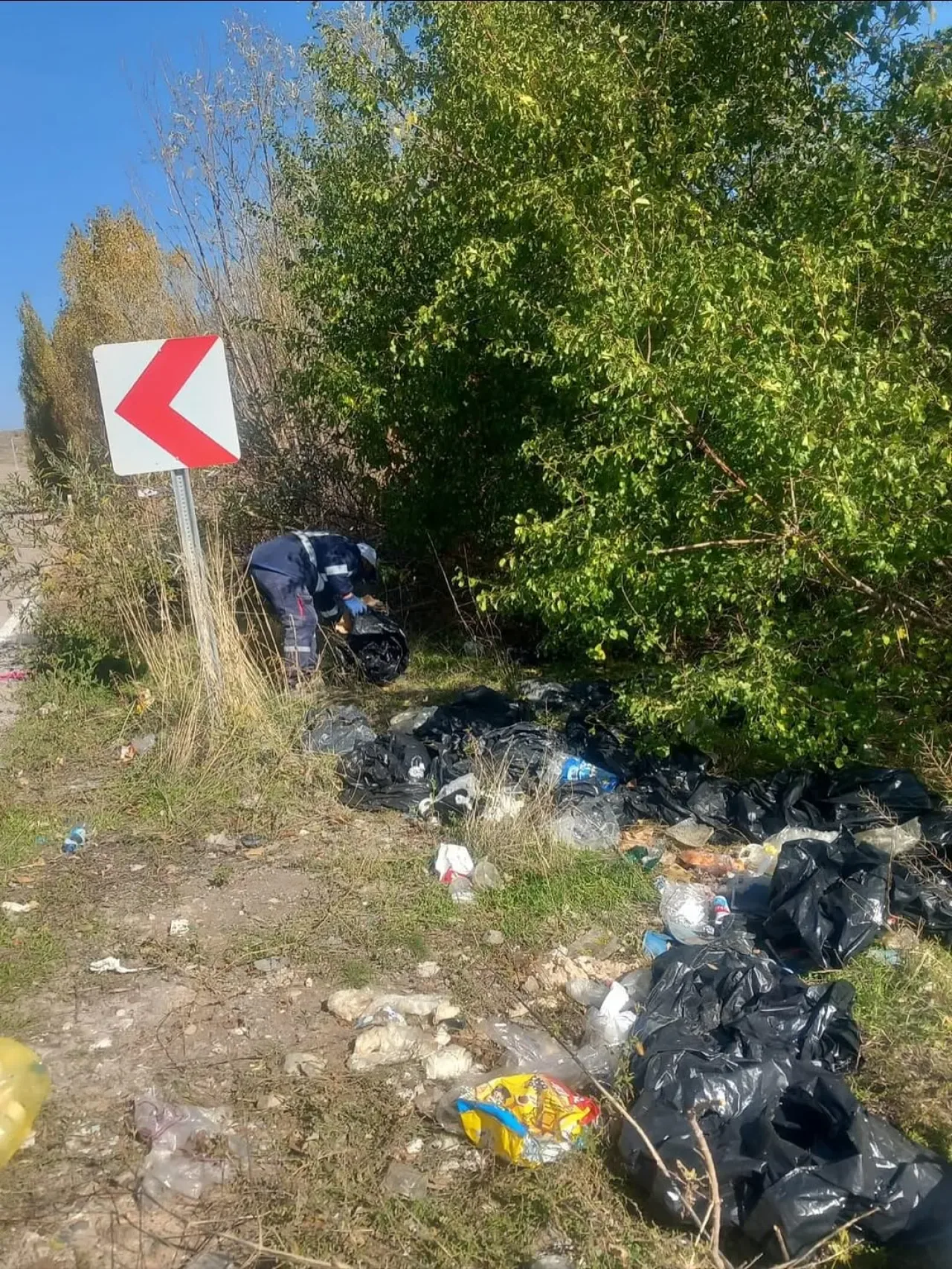 Ayaş Belediyesi'nden Çevreyi Kirletenlere Sıkı Uyarı: "Kabahat Değil, Suçtur" Ayaş Belediyesi'nden Çevreyi Kirletenlere Sıkı Uyarı: "Kabahat Değil, Suçtur"