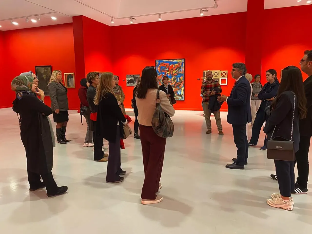 Çankaya'da Öğretmenler "Zamanın Renkleri" Sergisi ile Buluştu Çankaya'da Öğretmenler "Zamanın Renkleri" Sergisi ile Buluştu