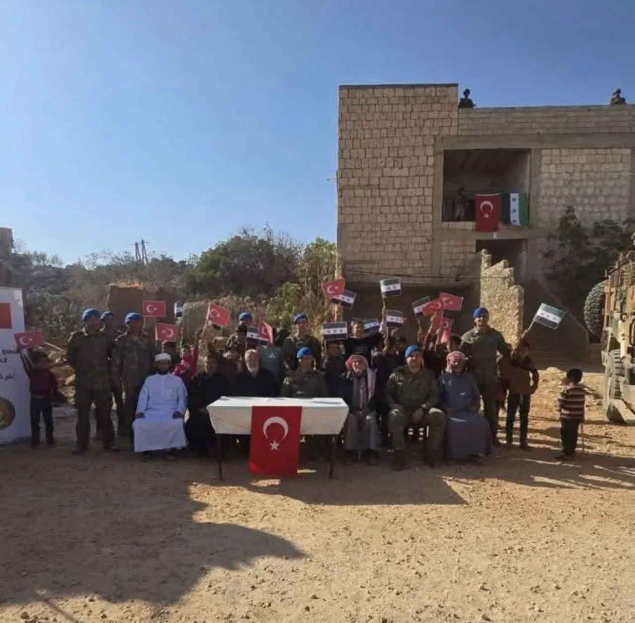 TSK Personeli, İdlib'deki Farkiya Üssü'nden Ayrılmadan Önce Bölge Halkıyla Hatıra Fotoğrafı Çekti TSK Personeli, İdlib'deki Farkiya Üssü'nden Ayrılmadan Önce Bölge Halkıyla Hatıra Fotoğrafı Çekti