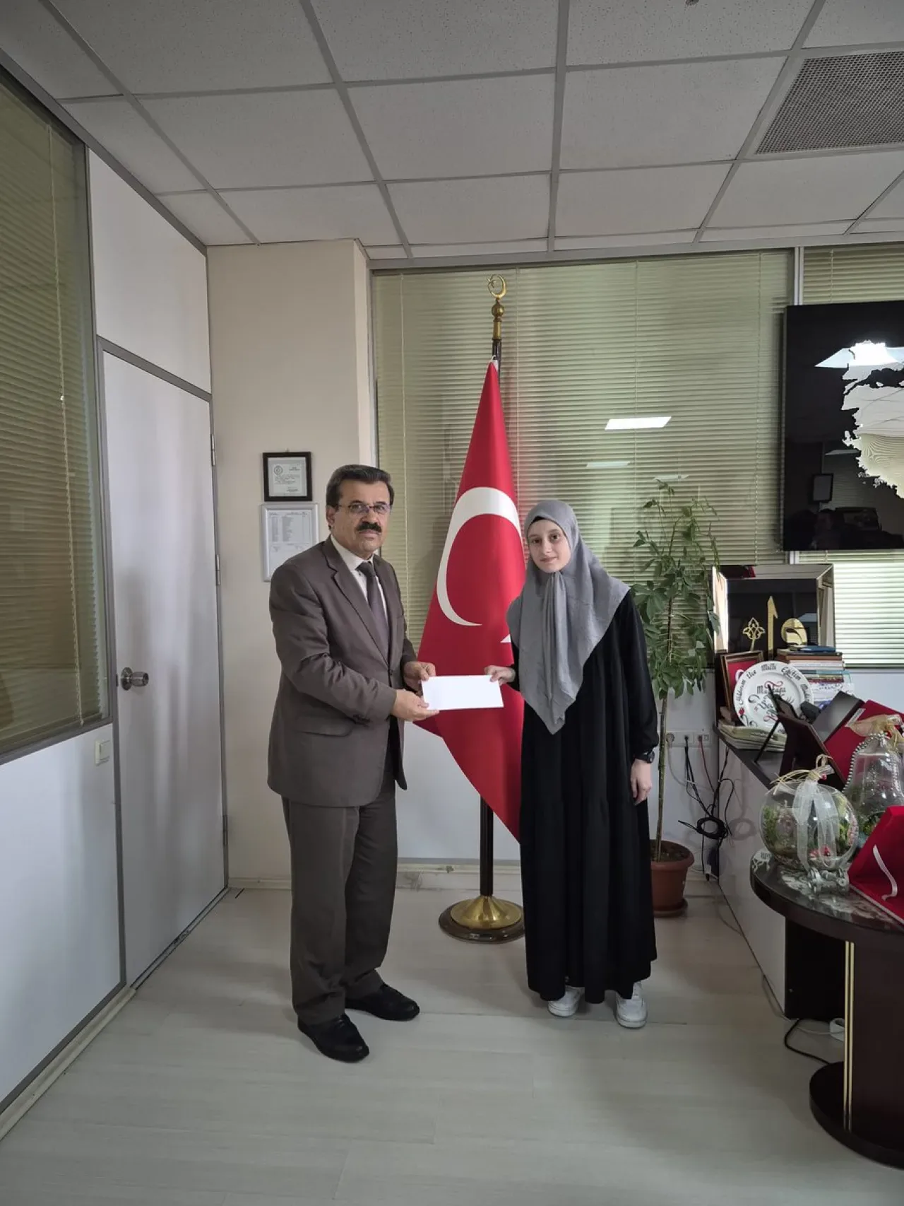 Bursalı Öğrenci Berra Şentürk, Türkiye Hafızlık Yarışması'nda Türkiye Üçüncüsü Oldu Bursalı Öğrenci Berra Şentürk, Türkiye Hafızlık Yarışması'nda Türkiye Üçüncüsü Oldu