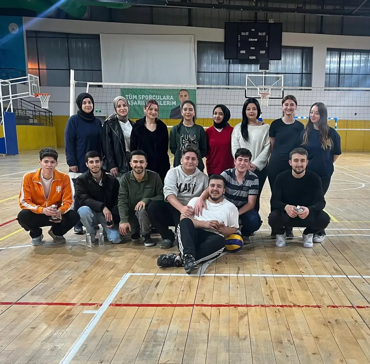 AK Gençlik Gaziosmanpaşa'da Voleybol Maçıyla Dostluk Pekişti AK Gençlik Gaziosmanpaşa'da Voleybol Maçıyla Dostluk Pekişti